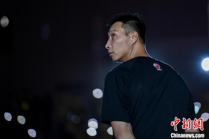 21载辉煌征程落幕，易建联正式退役并开启中国篮