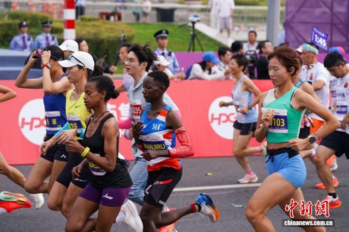 35000名参赛者齐聚冰城夏都，哈尔滨马拉松点亮冬