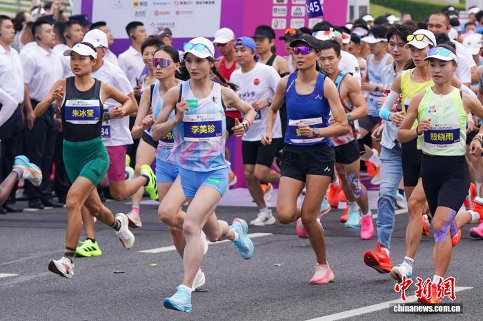 35000名参赛者齐聚冰城夏都，哈尔滨马拉松点亮冬